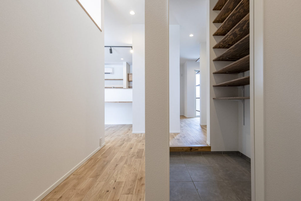 LDKが広く見渡せる、ほどよい抜け感が家族のつながりを深める家 