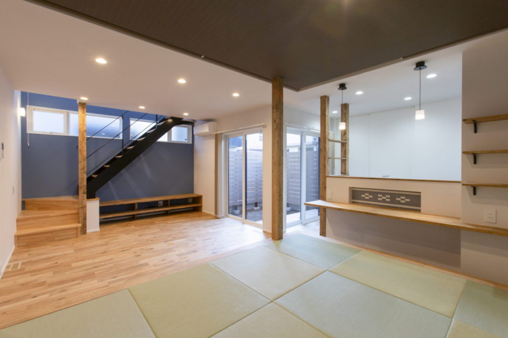 カウンターのある小上がりに人が集まる 和モダンな家 ハートムリビング株式会社